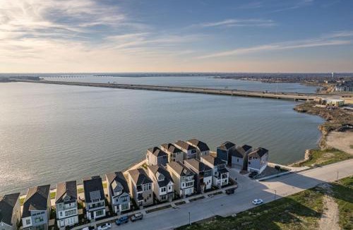 Rowlett House | Stylish Lake House Retreat in Rowlett