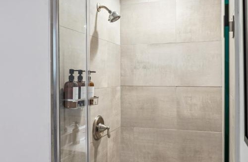 Cedars Apartment | Stylish Loft 5 Min to Downtown No 212