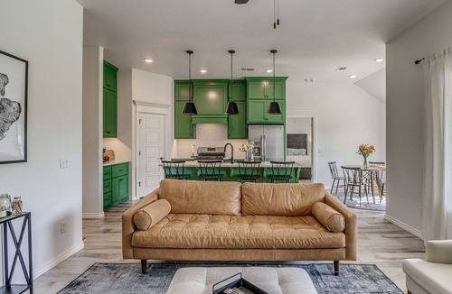Yukon House | Stylish Mid-Century Retreat