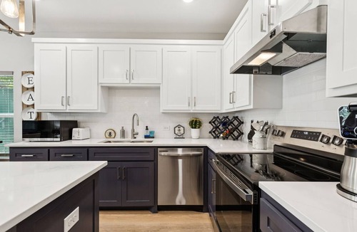 Fort Worth House | Stylish New Home Near the Fort Worth Stockyards — 2 Minutes Away, Sleeps 8