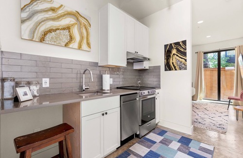 Tobin Hill House | Stylish Pearl District Stay - Relax, Dine & Explore