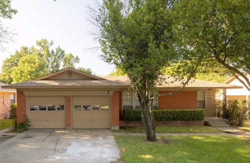 Denton House | Stylish Stay on Cordell Heart of Denton Living