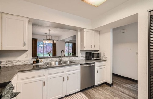 South Westminster House | Stylish Townhouse Retreat - 15 min to DT