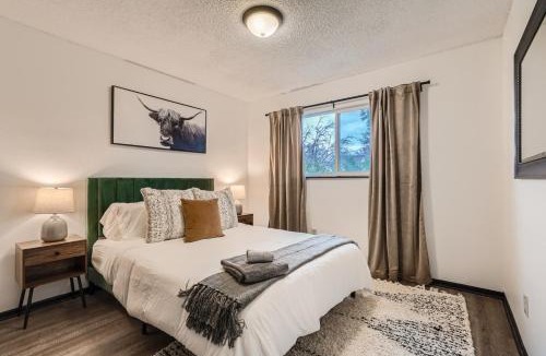 South Westminster House | Stylish Townhouse Retreat - 15 min to DT