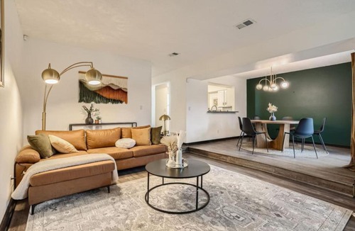 South Westminster House | Stylish Townhouse Retreat - 15 min to DT