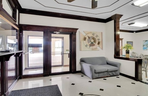 Oakville Hotel | Stylish Unit Near Sowells BBQ – Free Parking, Pet Friendly & Pool Access