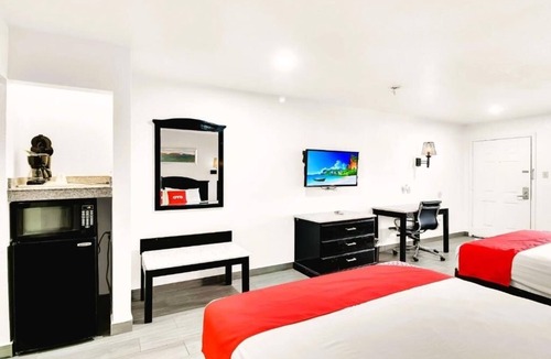 Oakville Hotel | Stylish Unit Near Sowells BBQ – Free Parking, Pet Friendly & Pool Access