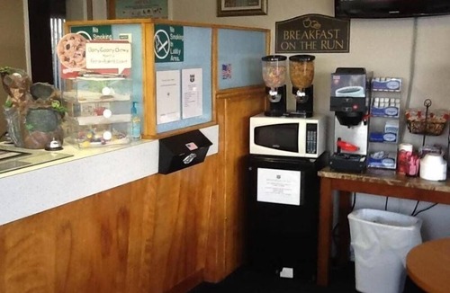 Pecos Hotel | Suite Room with Fee Breakfast, Airport Shuttle, Pool Close to Pecos Museum