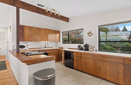 East Wenatchee House | Summer getaway near Leavenworth & Lake Chelan. Hot Tub + MTN views + Arcade