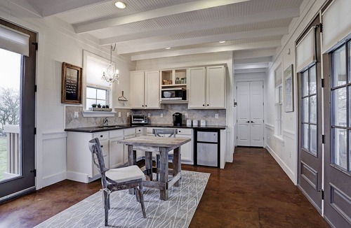 Burton Cottage | Summer IS WONDERFUL in Round Top!