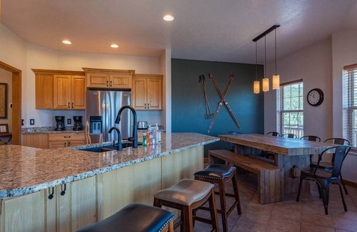 Innsbruck Val Moritz House | Summer’s End: A/C Mountain Views Pool Table Game Room Fire Pit