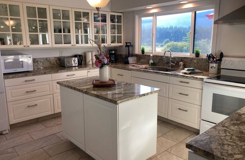 Eastsound House | SUMMER SALE! Cedar Field House on 2 Acres - horseshoes, Volleyball, Fire pit