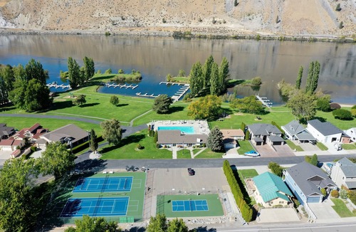 Orondo House | Sun Cove - Lake Entiat - 4 bedroom + fenced yard + Lake and Mountain views