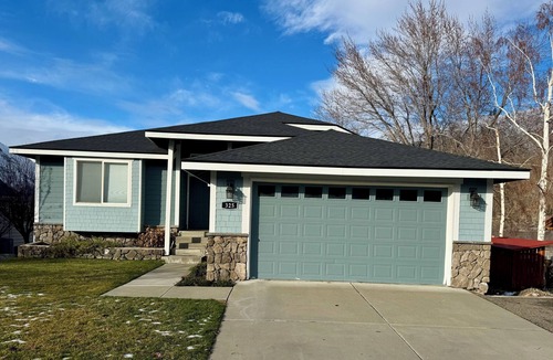 Orondo House | Sun Cove - Lake Entiat - 4 bedroom + fenced yard + Lake and Mountain views