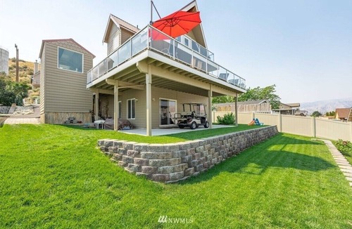 Orondo House | Sun Cove - Lake Entiat Getaway - 3 bedroom + loft with lake views!
