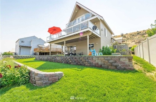 Orondo House | Sun Cove - Lake Entiat Getaway - 3 bedroom + loft with lake views!
