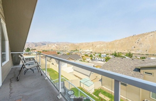 Orondo House | Sun Cove - Lake Entiat Getaway - 3 bedroom + loft with lake views!
