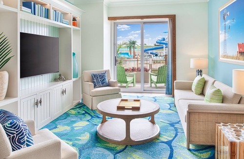 I-435 West KC-KS Hotel | Sun-Soaked Room with Balcony Near Legends Outlets – Perfect for Couples