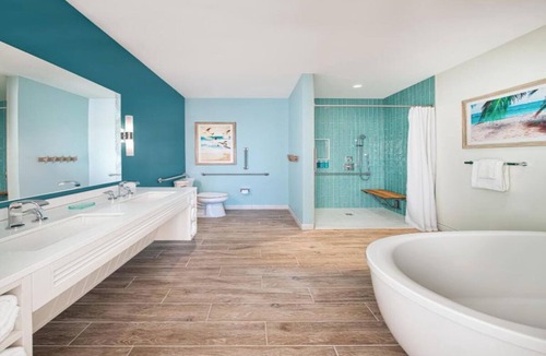 I-435 West KC-KS Hotel | Sun-Soaked Room with Balcony Near Legends Outlets – Perfect for Couples