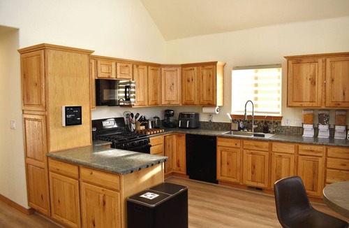 Indian Mountain Cabin | Sunflower Cabin Modern Family Retreat Easy Access Pets OK 1.2 Acres