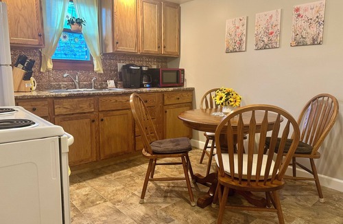 Springfield House | Sunflower Cottage close to Scheel's Sports Complex.