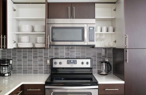 West Bellevue Apartment | Sunny Bellevue Jr 1BR w/Lounge & W/D, nr Shops & Coffee, by Blueground