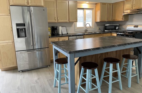 Mitiwanga House | Sunny Cape Cod, king bed + playground, near lake, Cedar Point