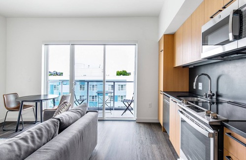 Broadway Apartment | Sunny Capitol Hill 1BR w/W/D, Rooftop, Lounge, near park, by Blueground