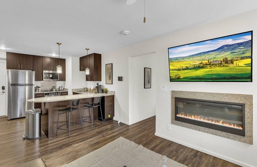 Overland Park Apartment | Sunny Loft Free Parking WiFi Open Concept Peaceful in Overland Park w/Workspace