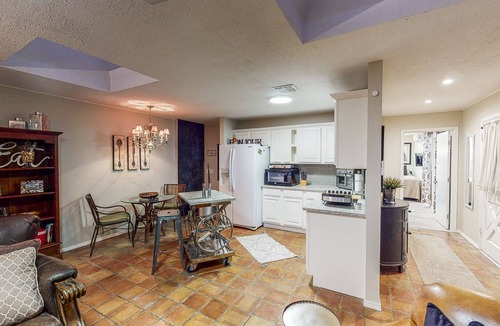Thunderbird House | Sunny Mountain Side 1 BR feat. Large Kitchen and Great Room