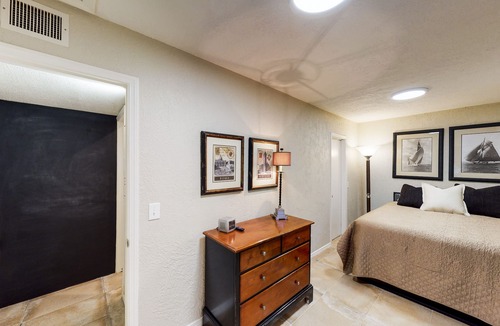 Thunderbird House | Sunny Mountain Side 1 BR feat. Large Kitchen and Great Room