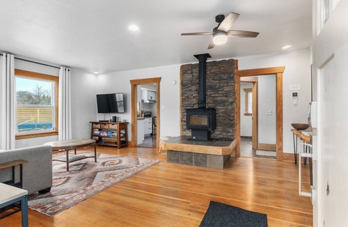 Chelan House | Sunny Poolside | Serene Walk to DT and Lake Chelan
