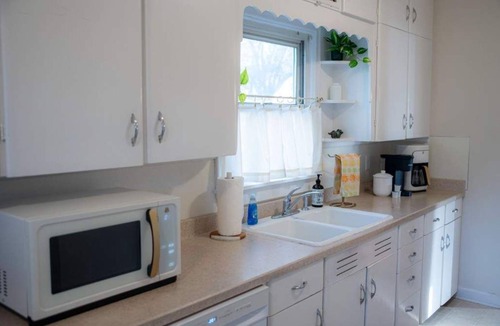 Ames House | Sunny Side on Storm Bright 3BR/3BA Retreat