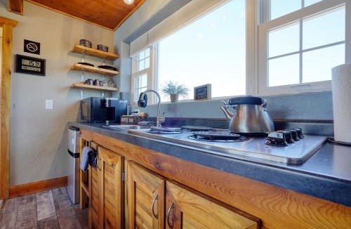 Hot Springs House | Sunrise Cabin at Highland Meadows - King Bed and Views