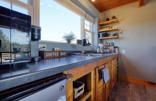 Hot Springs House | Sunrise Cabin at Highland Meadows - King Bed and Views