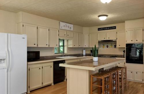 Jasper House | Sunrise Mountain Retreat-Summer Getaway in Jasper with a Hot Tub