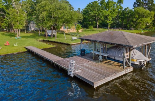 Murchison House | Sunset Cove Cottage- Lakefront With Bar Loft Sunroom & Pier