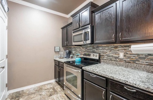 Odessa Villa | Sunset Retreat, Clean Modern 3BR, Garage, Near 191