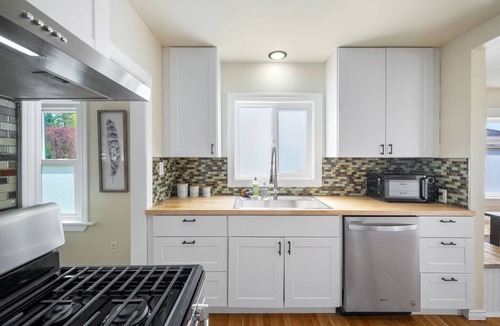 Genesee House | Sunset Views | Dogs OK | Close to Shopping | Alki