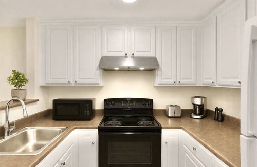 Factoria Apartment | Sunset Views Getaway Bellevue +Patio +Parking +WiFi +AC