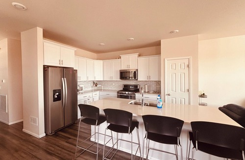 Henderson House | Sunshines - 3-bedroom house in quaint Brighton with cool vibes and AC