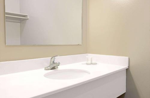 Allenton Hotel | Super 8 by Wyndham Eureka/Six Flags Nearby