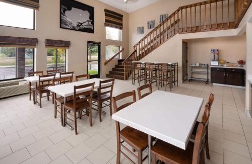 Longmont Hotel | Super 8 by Wyndham Longmont/Twin Peaks
