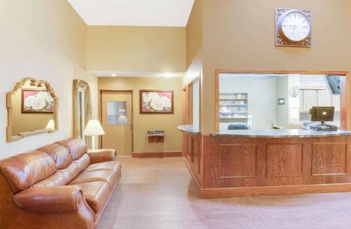 Mitchell Hotel | Super 8 by Wyndham Mitchell