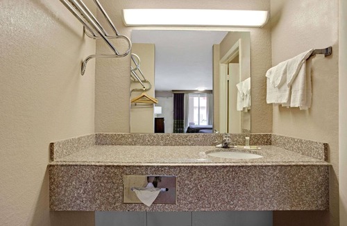 Oklahoma City Hotel | Super 8 by Wyndham Oklahoma/Frontier City