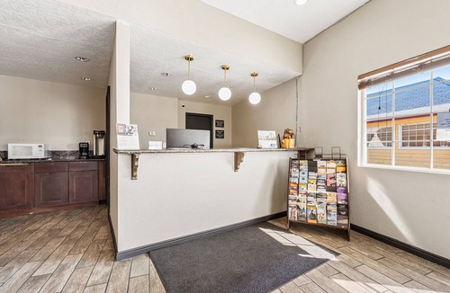 Ontario Hotel | Super 8 by Wyndham Ontario