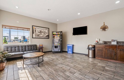 Ontario Hotel | Super 8 by Wyndham Ontario
