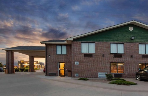 Salina Hotel | Super 8 by Wyndham Salina I-70