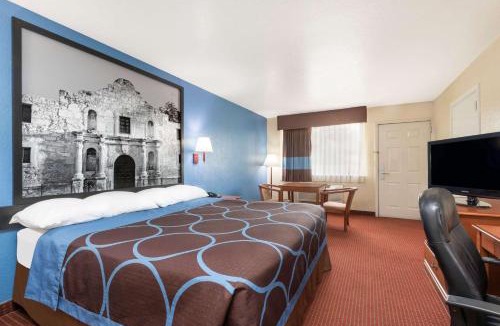 San Antonio Hotel | Super 8 by Wyndham San Antonio at I-10