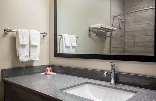 St. Louis Hotel | Super 8 by Wyndham St. Louis North